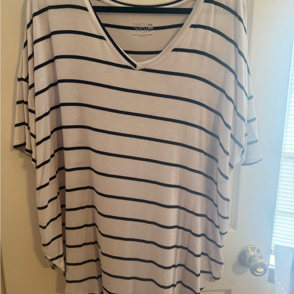 Time and Tru Cream and White Oversized Tunic Top